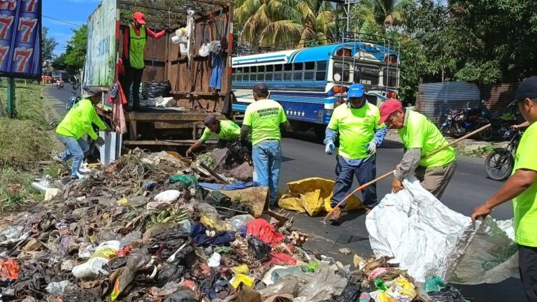 Retiran basurero clandestino en la entrada a Colonia Sebastopol