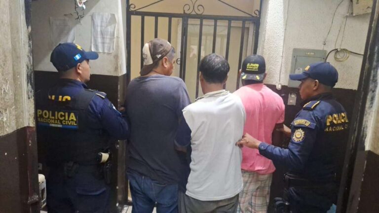 Tres detenidos en operativo contra banda de robo de furgones en Escuintla