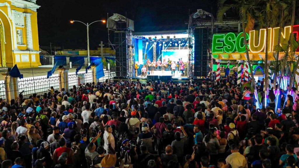 Vecinos-de-Escuintla-disfrutaron-de-la-Marimba-Orquesta-Checha-y-su-India-Maya-Caballero