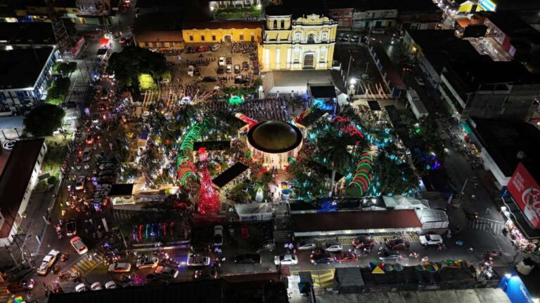 Vecinos-escuintlecos-se-reunieron-en-parque-La-Unión-para-celebrar-encendido-de-luces-navideñas